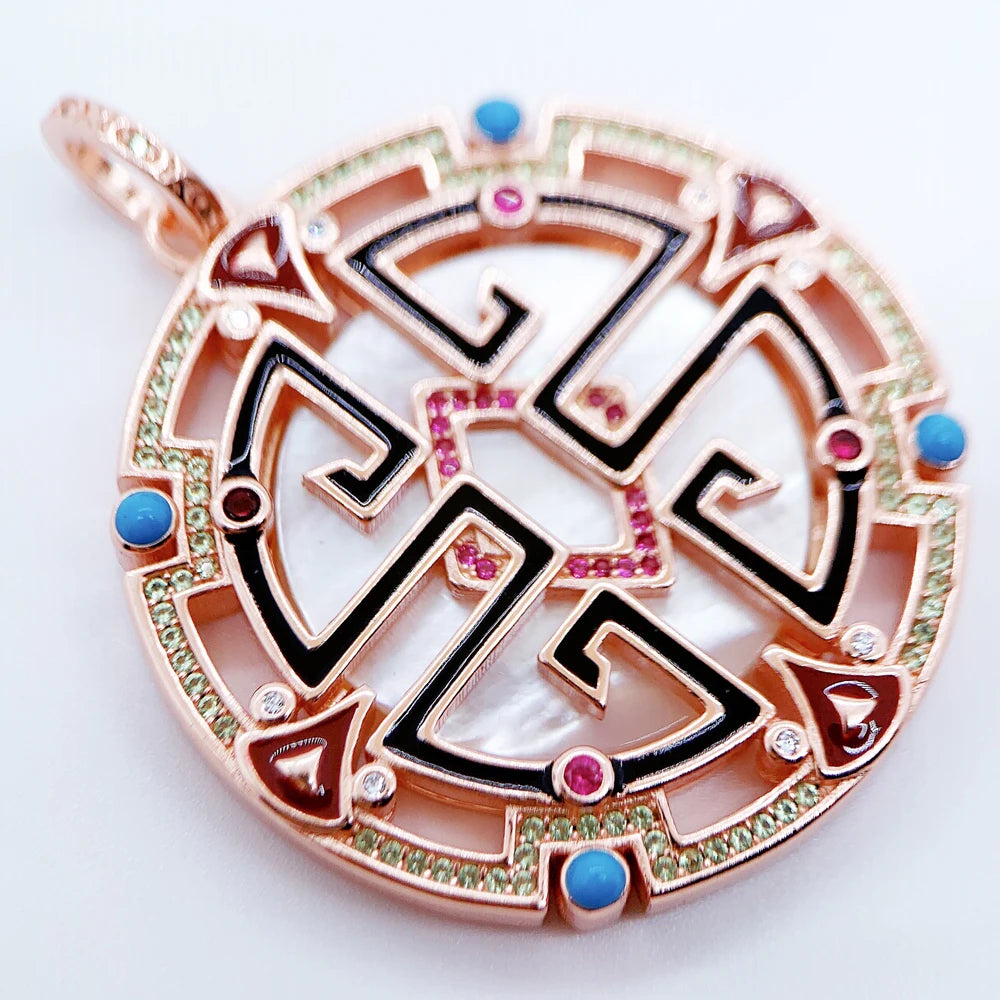 Schrägansicht: runder 925-Silberanhänger in Roségold mit Ornament und Zirkonia