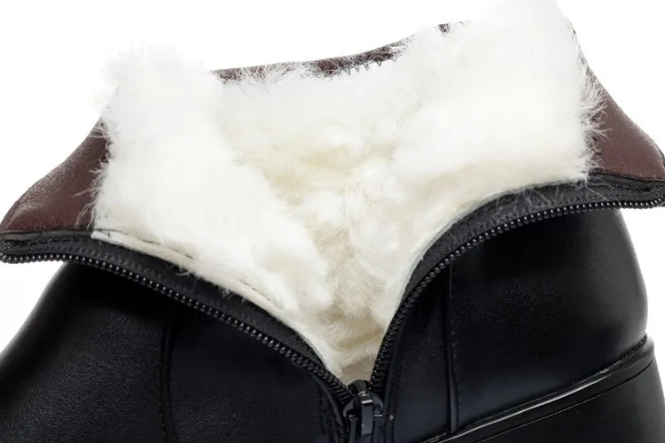 Schwarzer Stiefel mit Reißverschluss, sichtbarer Wollfütterung am Kragen