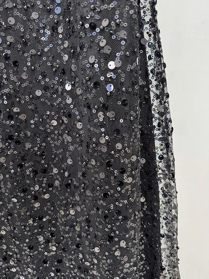 Elegantes Damen-Midikleid mit schulterfreiem Design, langen Ärmeln und Perlen-Patchwork – figurbetont und luxuriös.