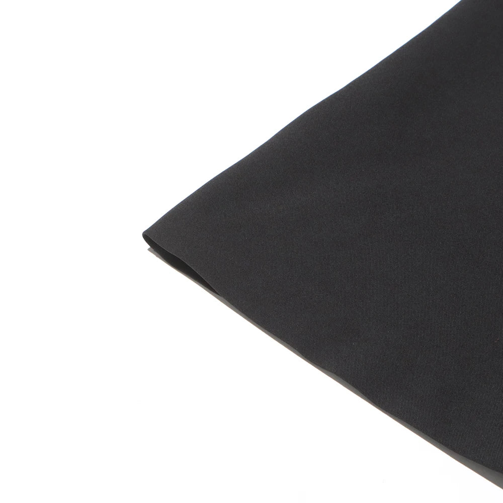 Ärmelloses Damen-Kleid mit Karree-Ausschnitt und Patchwork-Rüschen im minimalistischen Design – stilvoll und elegant.