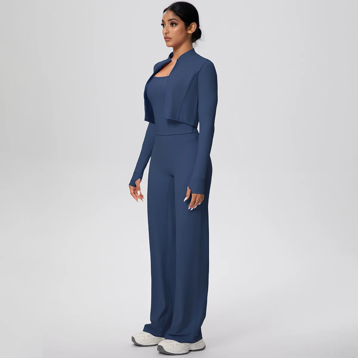 Sport-Set mit kurzem Langarm-Jäckchen und eckigem Ausschnitt-Top, weite Hose, navy