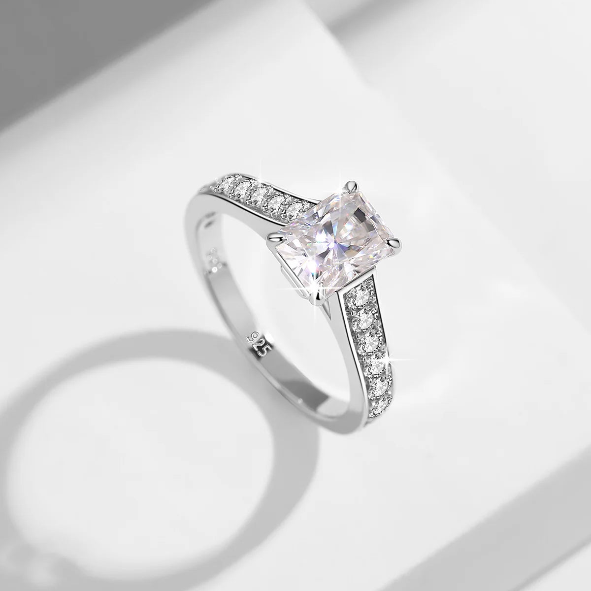 Damen-Verlobungsring Moissanite Emerald-Schliff 2 ct Gelbgold-Optik Silber Farbe D