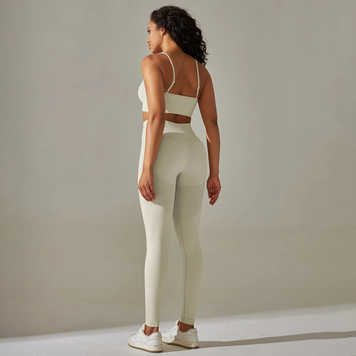 Nahtloses Yoga-Set in Hellgrau: Rückansicht mit Träger-Sport-BH und Leggings