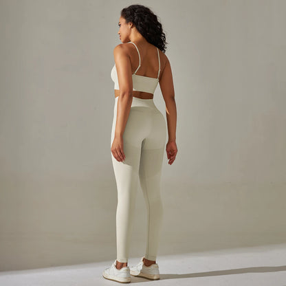 Nahtloses Yoga-Set in Hellgrau: Rückansicht mit Träger-Sport-BH und Leggings