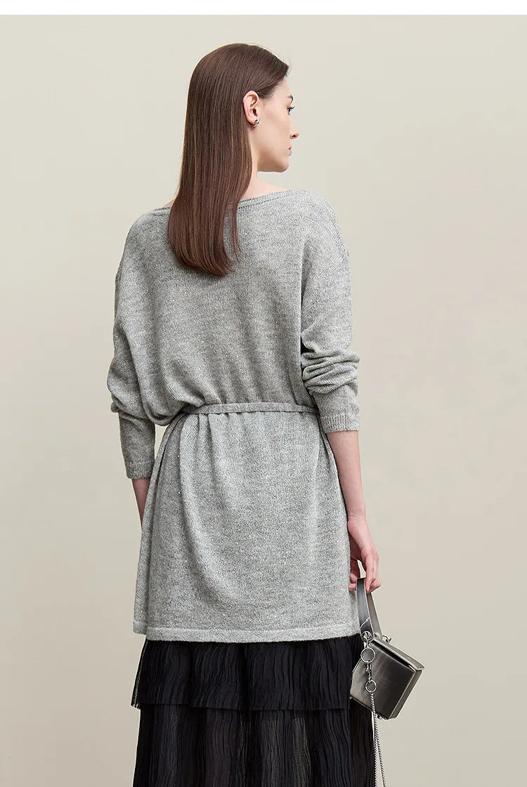 Gestrickter Pullover mit Rundhalsausschnitt, hellgrau, mit Bindegürtel in der Taille