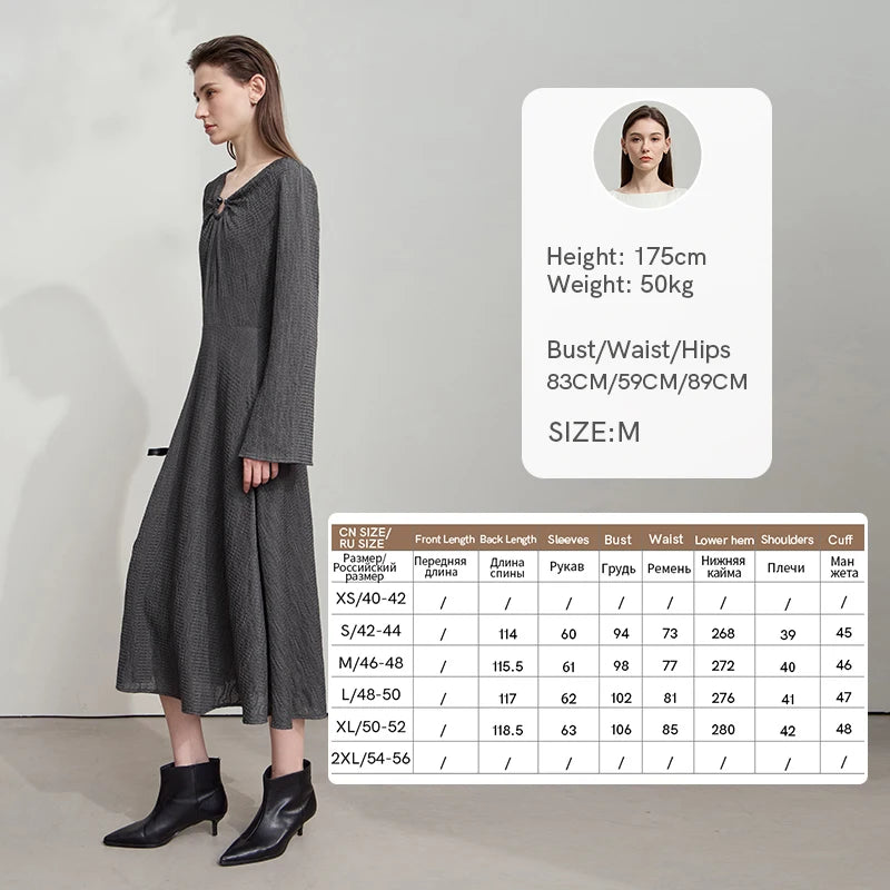 Elegantes Damen-Herbstkleid in Grau, Seitensicht mit langen Ärmeln und fließendem Midirock.