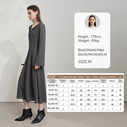 Elegantes Damen-Herbstkleid in Grau, Seitensicht mit langen Ärmeln und fließendem Midirock.