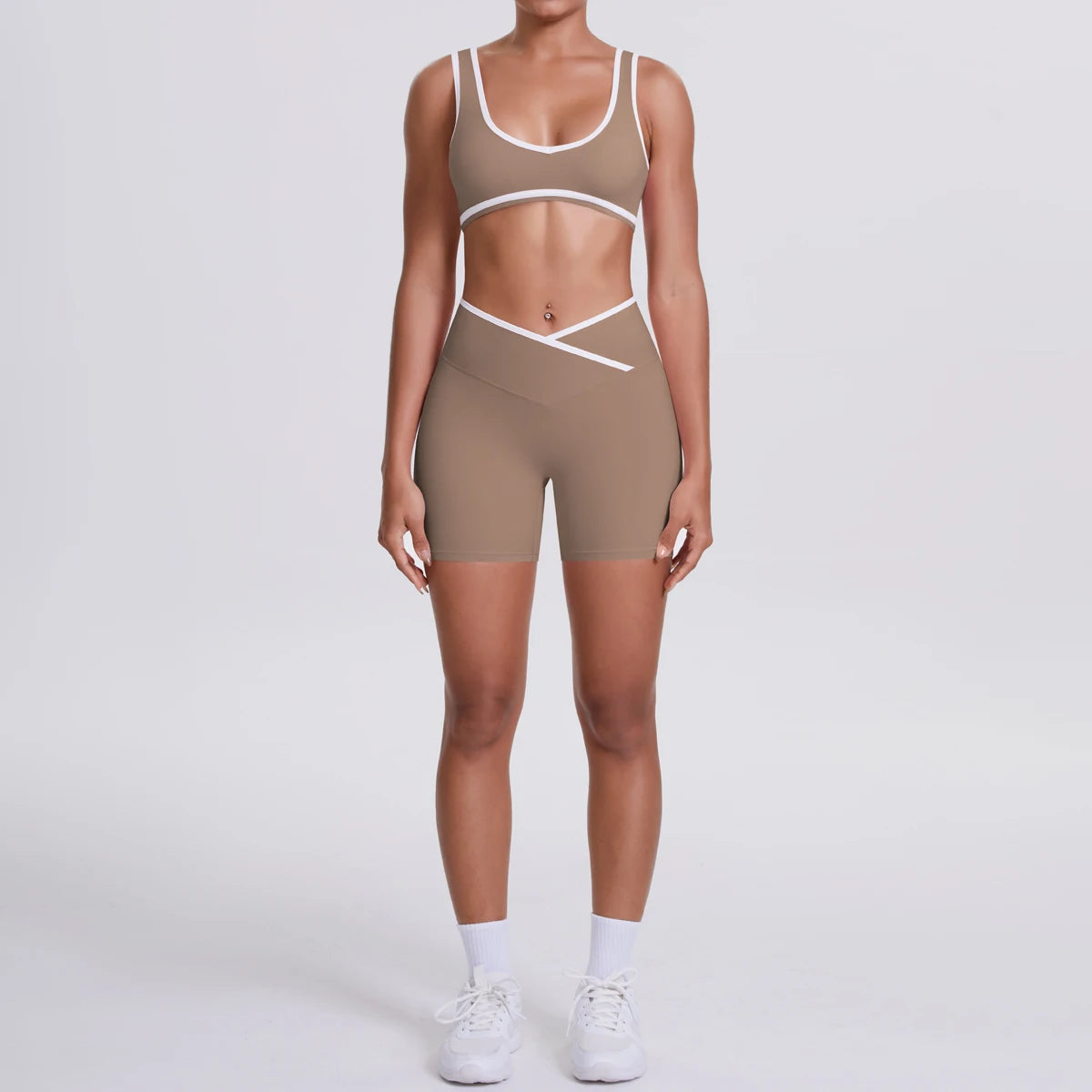 Hamidou Yoga-Set Braun: Sport-BH und High-Waist-Shorts mit Crossover-Naht, weiß eingefasst