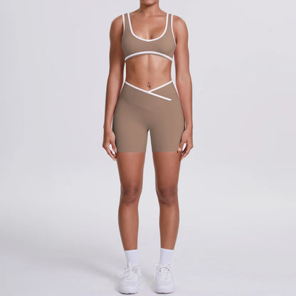 Hamidou Yoga-Set Braun: Sport-BH und High-Waist-Shorts mit Crossover-Naht, weiß eingefasst