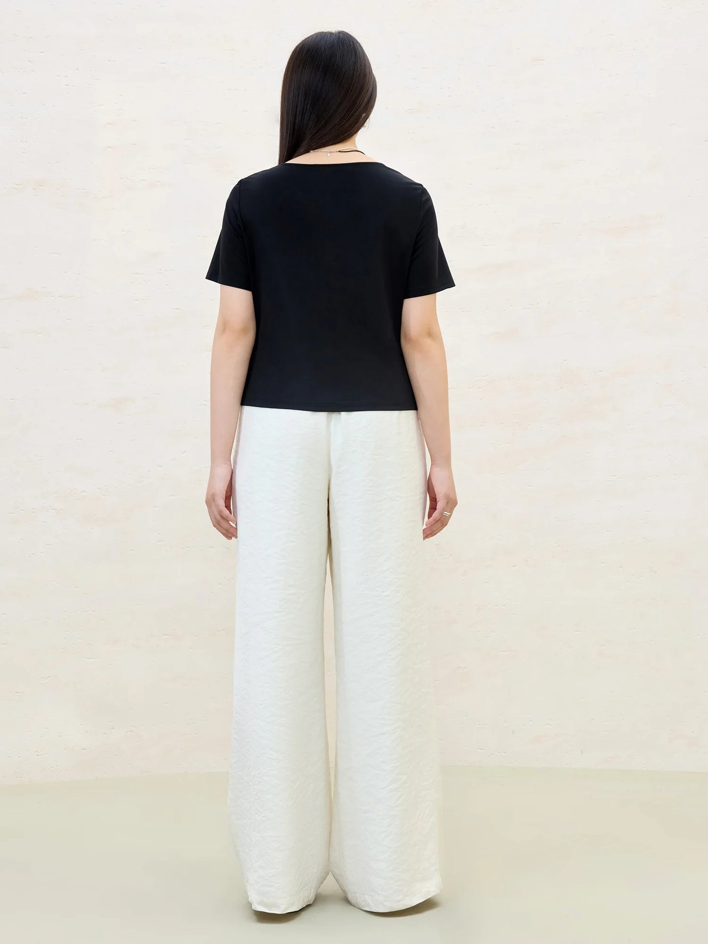 Damen-T-Shirt aus Baumwolle mit V-Ausschnitt und kurzen Ärmeln in vier Farben, mit Falten-Design an der Schulter.