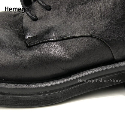 Schwarzer Herrenlederschuh, runde Zehenkappe, dicke Sohle, Naht am Vorderteil