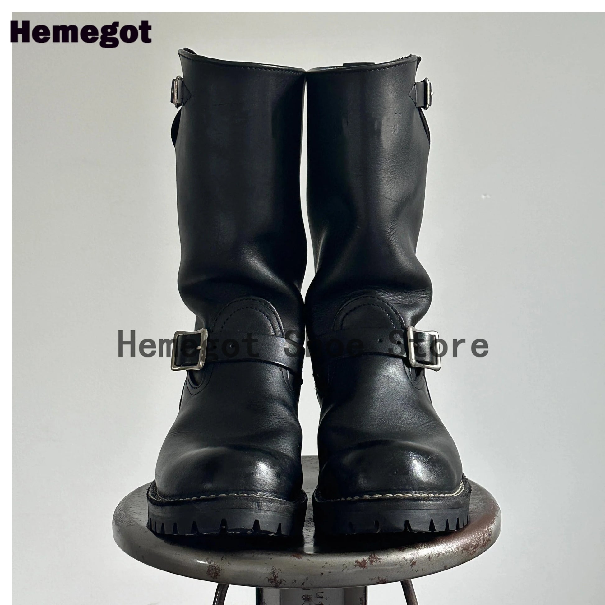 Paar schwarze Leder-Stiefel mit Schnallenriemen und hoher Schaftform, Rückansicht