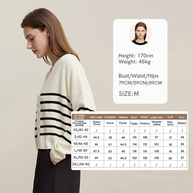 Kurze Strickjacke mit V-Ausschnitt, Raglanärmeln, dunkelblauen Kontraststreifen