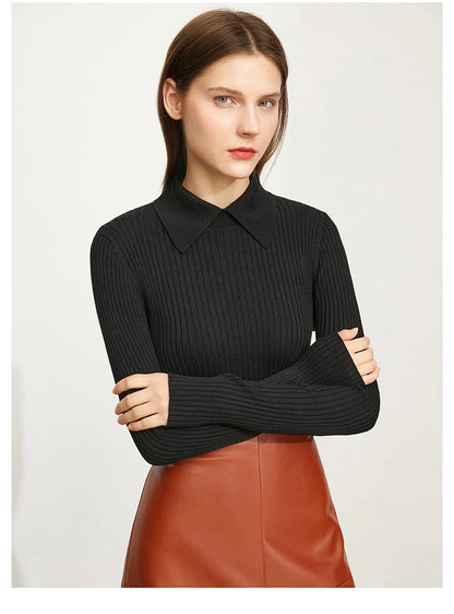 Damenpullover mit Langarm, schwarzem Strick und Polo-Kragen, feine Rippenoptik