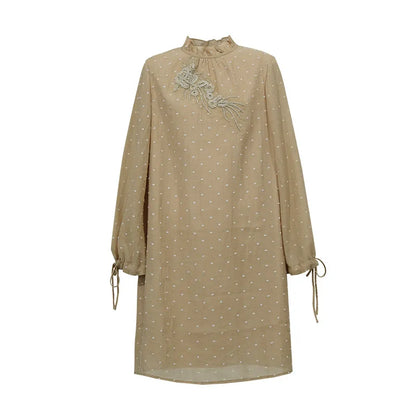 Damenkleid in Khaki mit Stehkragen, feinem Pünktchenmuster und Schleifen an den Ärmeln