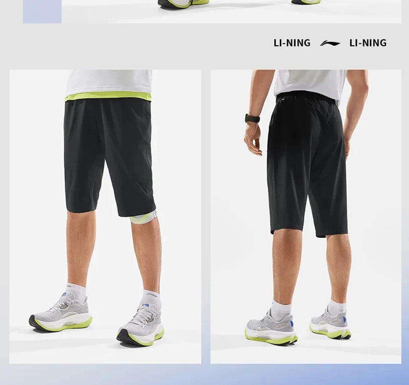 Schwarze Training-Shorts mit grünem Kontrastband an Bund und Saum, Seitentaschen