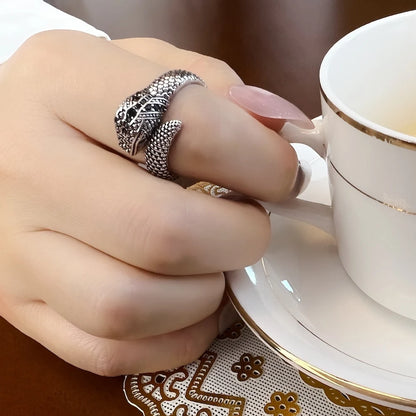 Schlangenring aus 925er Sterlingsilber, breites Band mit Schuppenstruktur am Finger