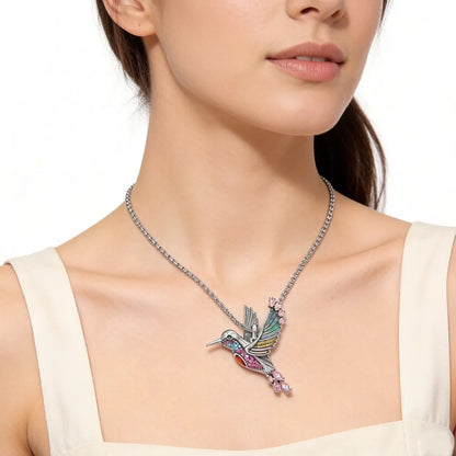 Kolibri-Anhänger an Kette am Hals, mehrfarbig mit türkisfarbenen Steinen