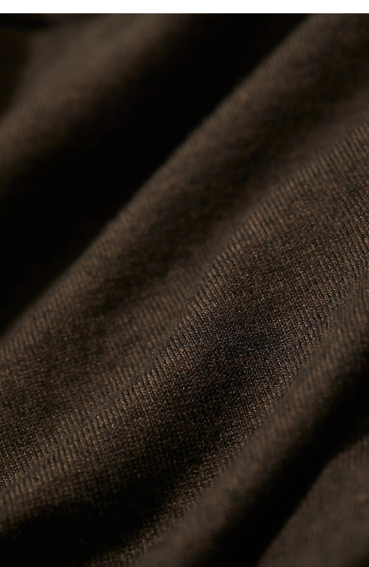 Dunkelbraunes Langarm-T-Shirt mit feiner Jacquard-Struktur im Stoff