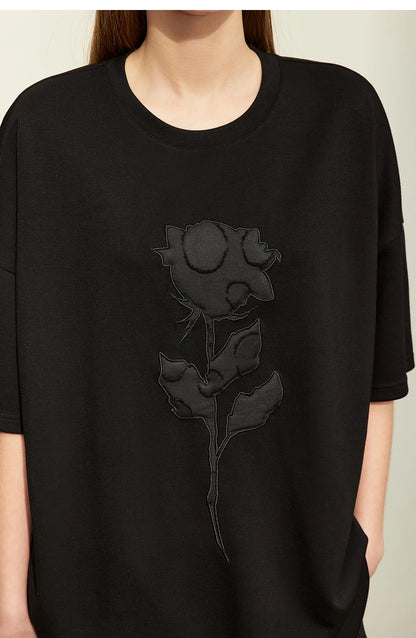 Damen T-Shirts im minimalistischen Stil mit Stickerei und O-Ausschnitt