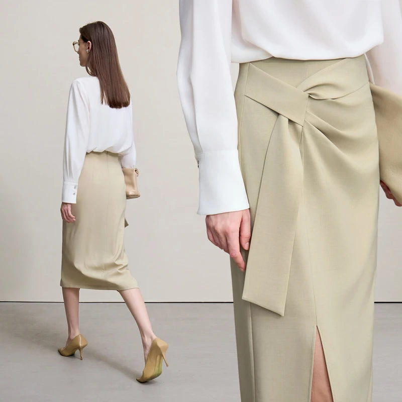 Khaki-beiger Damenrock in H-Linie mit Drapierung an der Taille und mittigem Schlitz