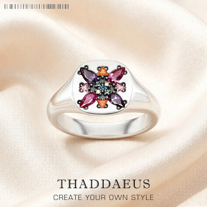 Silberner Ring mit buntem Blumenmotiv aus Glitzersteinen, farbige Ziersteine im Kranz