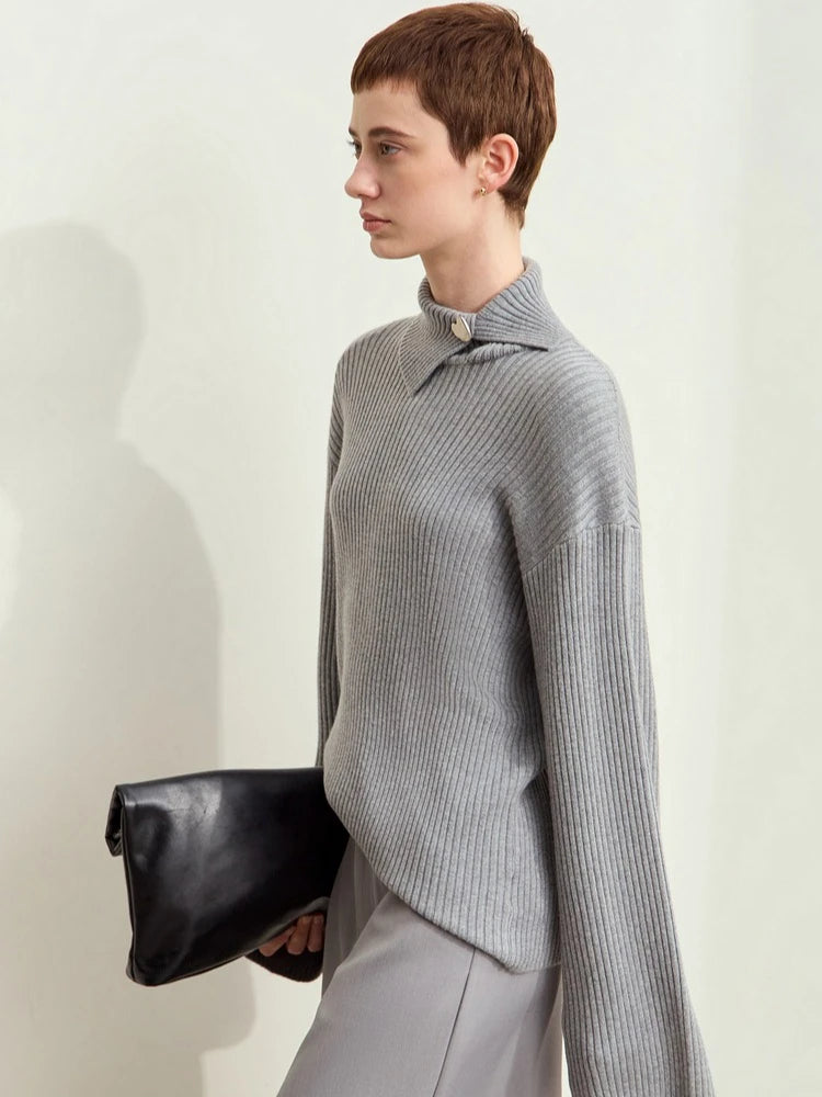 Damen-Pullover aus Rippenstrick, hellgrau, lange Ärmel, Kragen mit Metallknopf, locker