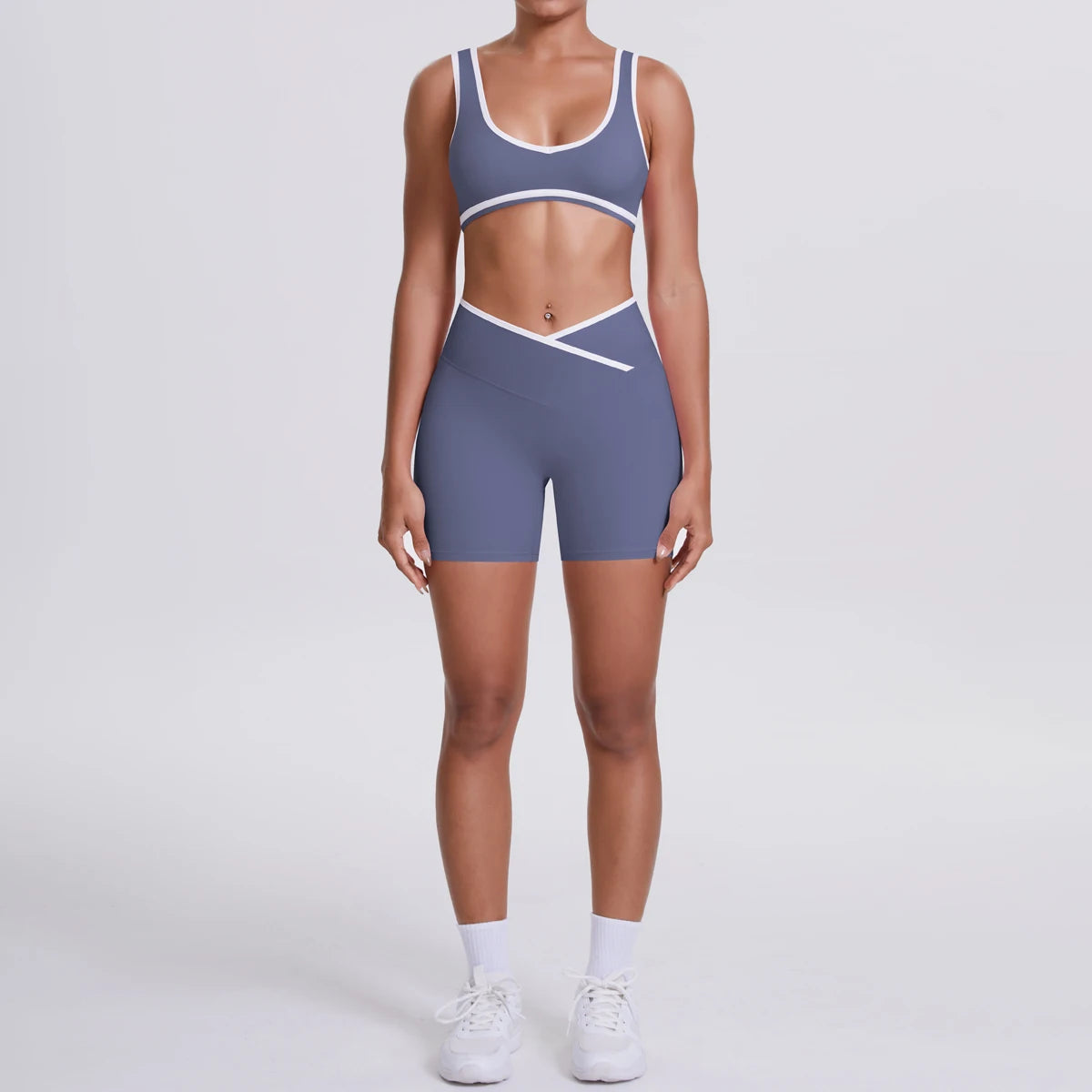 Hamidou Yoga-Set Dunkelblau im Frontblick: Crop-BH und High-Waist-Shorts mit Crossover-Detail