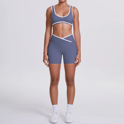 Hamidou Yoga-Set Dunkelblau im Frontblick: Crop-BH und High-Waist-Shorts mit Crossover-Detail