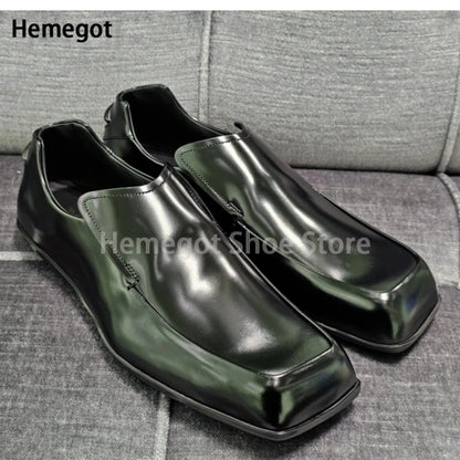 Schwarze Lederschuhe im Slip-On-Loafer-Stil, eckige Kappe, Vorder-/Seitenansicht.