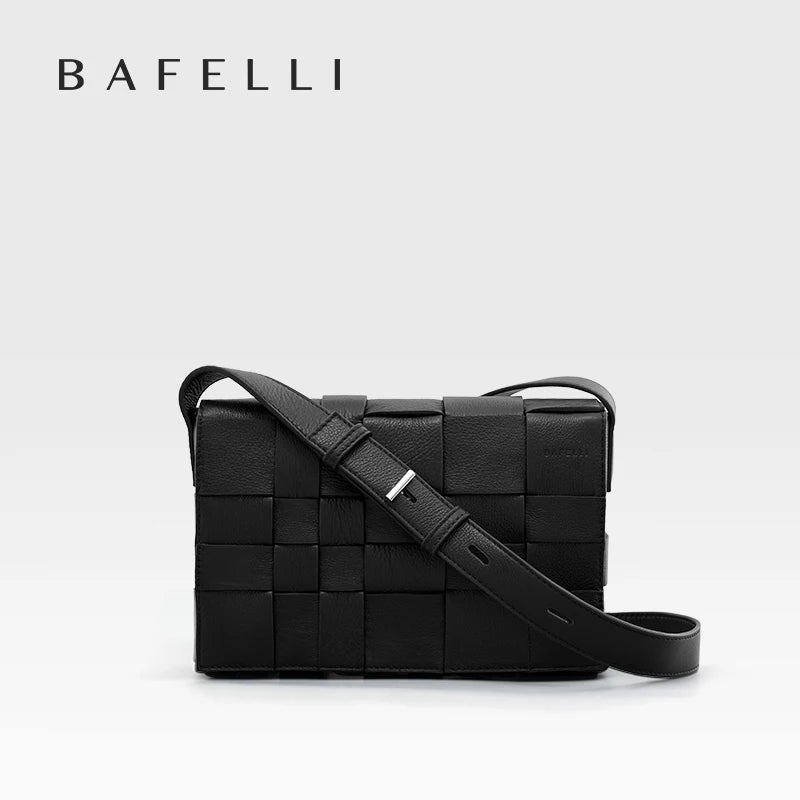 Schwarze Echtleder-Handtasche mit geflochtenem Webmuster, Klappe und Umhängegurt