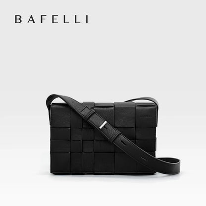 Schwarze Echtleder-Handtasche mit geflochtenem Webmuster, Klappe und Umhängegurt