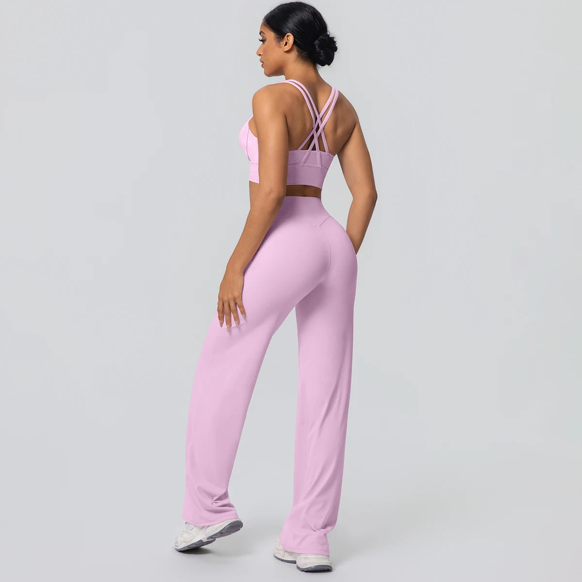 Damen-Sportset in Flieder: Rückansicht mit X-Trägern am BH und weite Hose