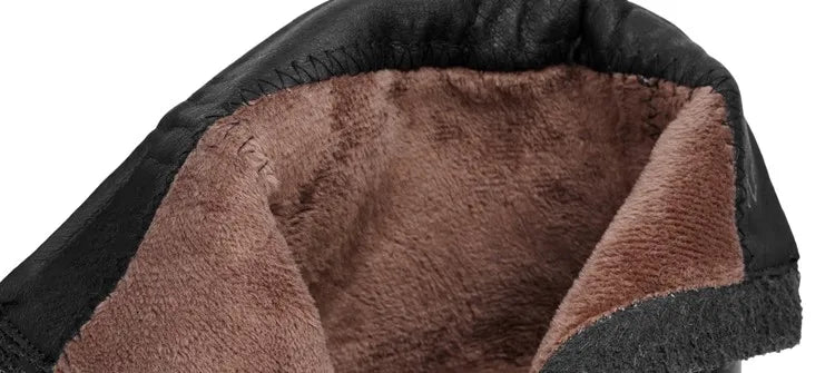 Innenfutter aus braunem Kunstfell in der Stiefelette mit gepolstertem Einstieg