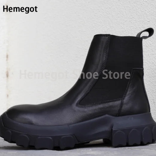Schwarze Chelsea-Stiefelette mit Zuglasche am Schaft und breiter Profilsohle