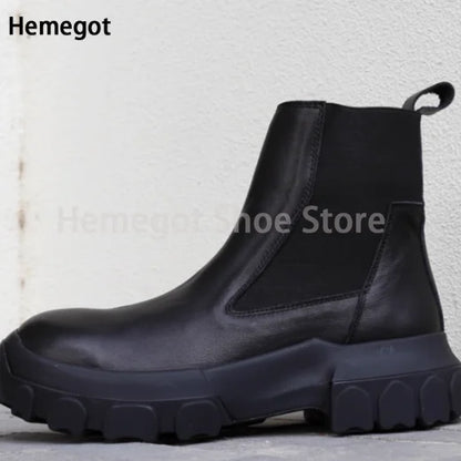 Schwarze Chelsea-Stiefelette mit Zuglasche am Schaft und breiter Profilsohle