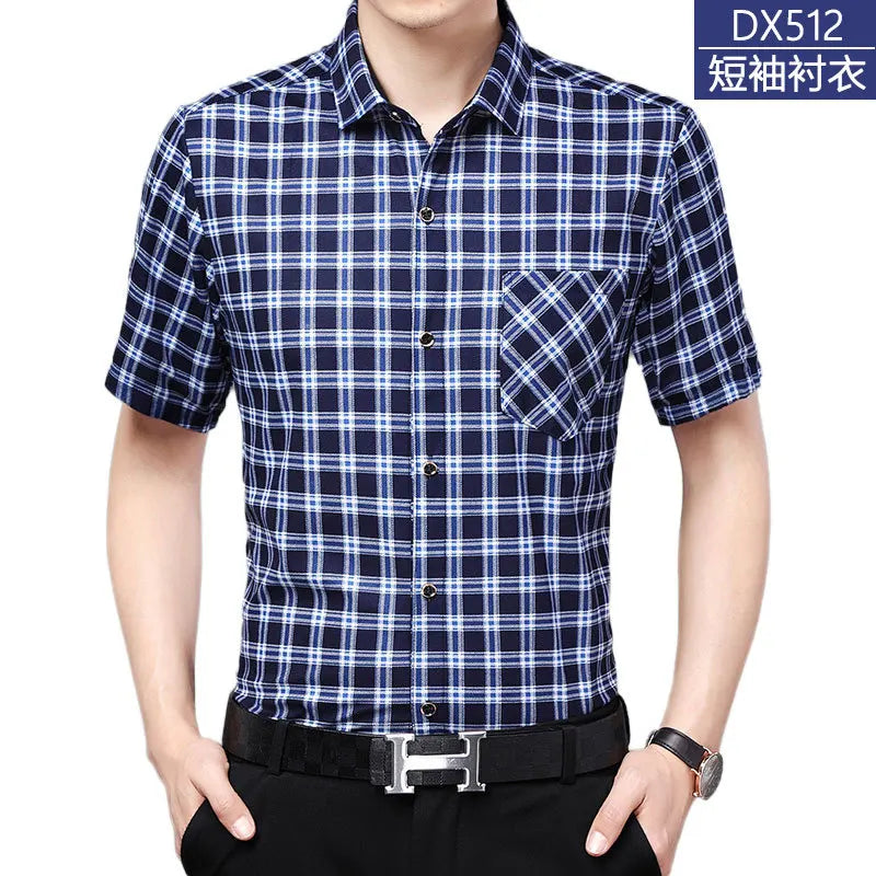 Leichtes Herren-Poloshirt aus Eisseide mit kurzen Ärmeln und klassischem Kragen in einfarbigem Design.