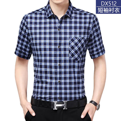 Leichtes Herren-Poloshirt aus Eisseide mit kurzen Ärmeln und klassischem Kragen in einfarbigem Design.