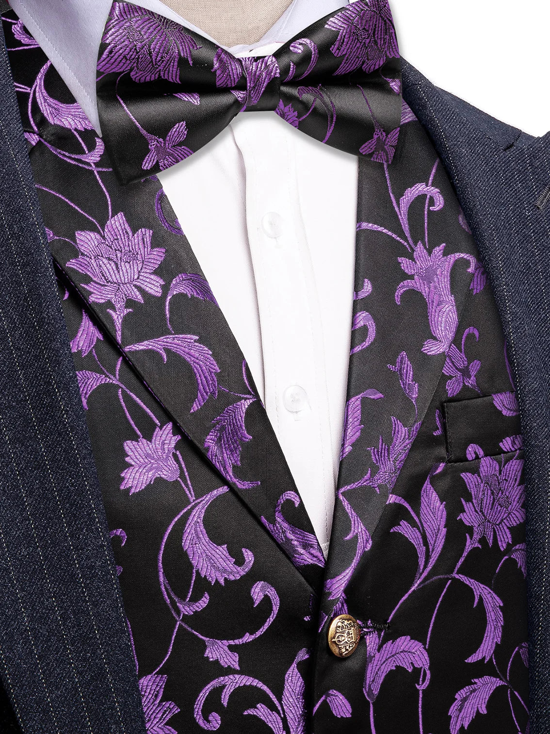 Herrenweste und Fliege mit violettem Ornamentdruck, goldfarbene Knöpfe auf Knopfleiste