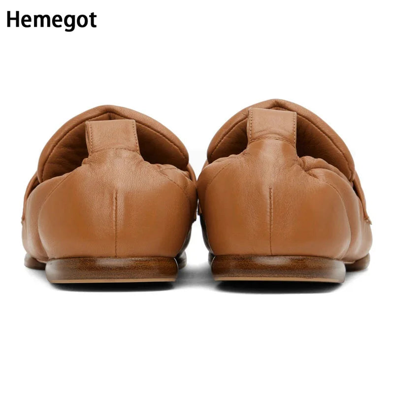 Herren-Loafer aus braunem Leder, Rückansicht mit gepolstertem Einstieg und abgesetzter Sohle