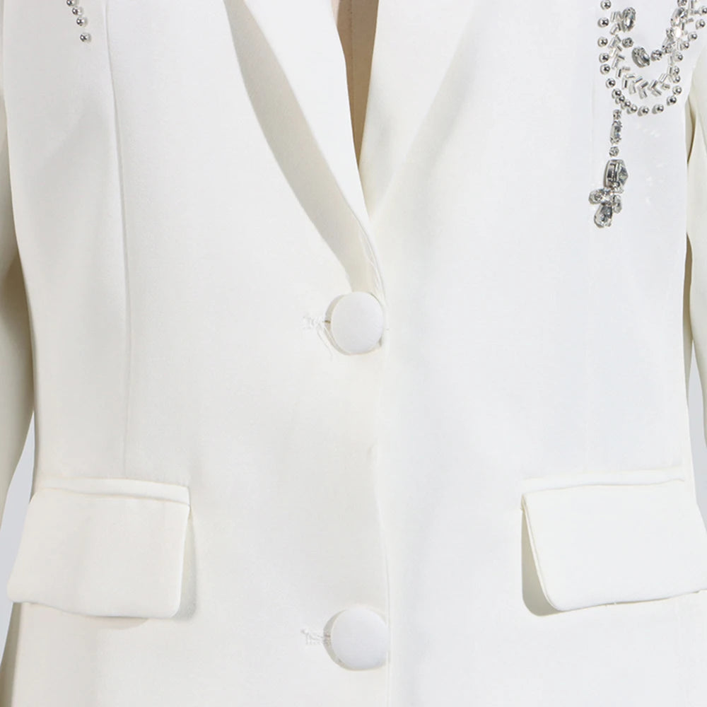 Ärmelloses Damen-Kleid mit V-Ausschnitt und transparenten Einsätzen – elegantes Design mit Falten und Rückenausschnitt.