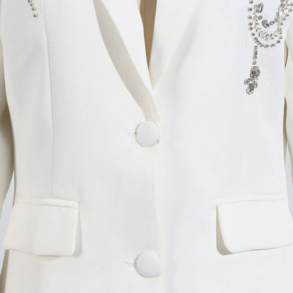Ärmelloses Damen-Kleid mit V-Ausschnitt und transparenten Einsätzen – elegantes Design mit Falten und Rückenausschnitt.