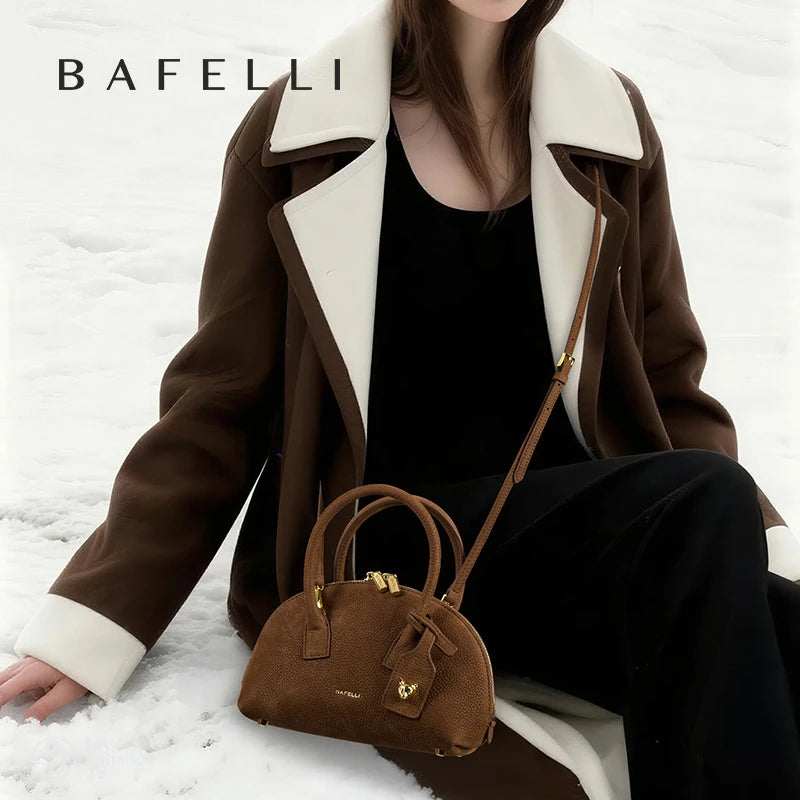 Bowlingtasche aus Echtleder in Terracotta-Braun mit kurzem Griff und Umhängeriemen