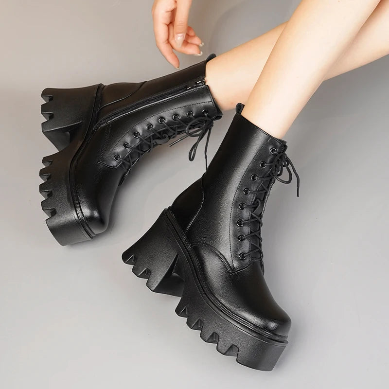 Schwarze Ankle-Boots mit Schnürung, hohe Plattform und stark profilierte Sohle