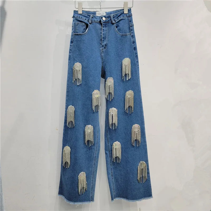 Zweiteiliges Damen-Set mit schulterfreiem Oberteil, langen Ärmeln und Schleifendetail sowie Patchwork-Rock mit Rüschen – elegant und modern.