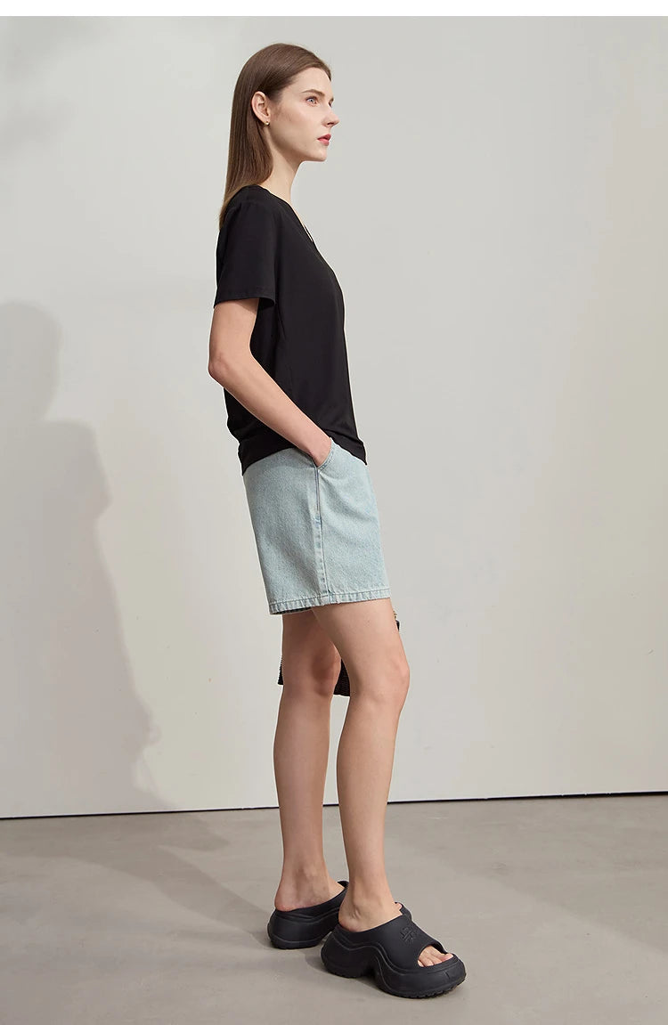 Damen Top im minimalistischen Sommerstil mit einfarbiger Buchstabenstickerei