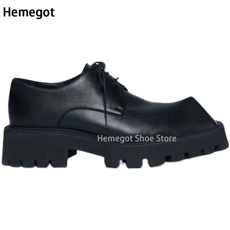 Schwarze Derby-Schuhe mit Schnürung und dicker Profilsohle, seitliche Ansicht