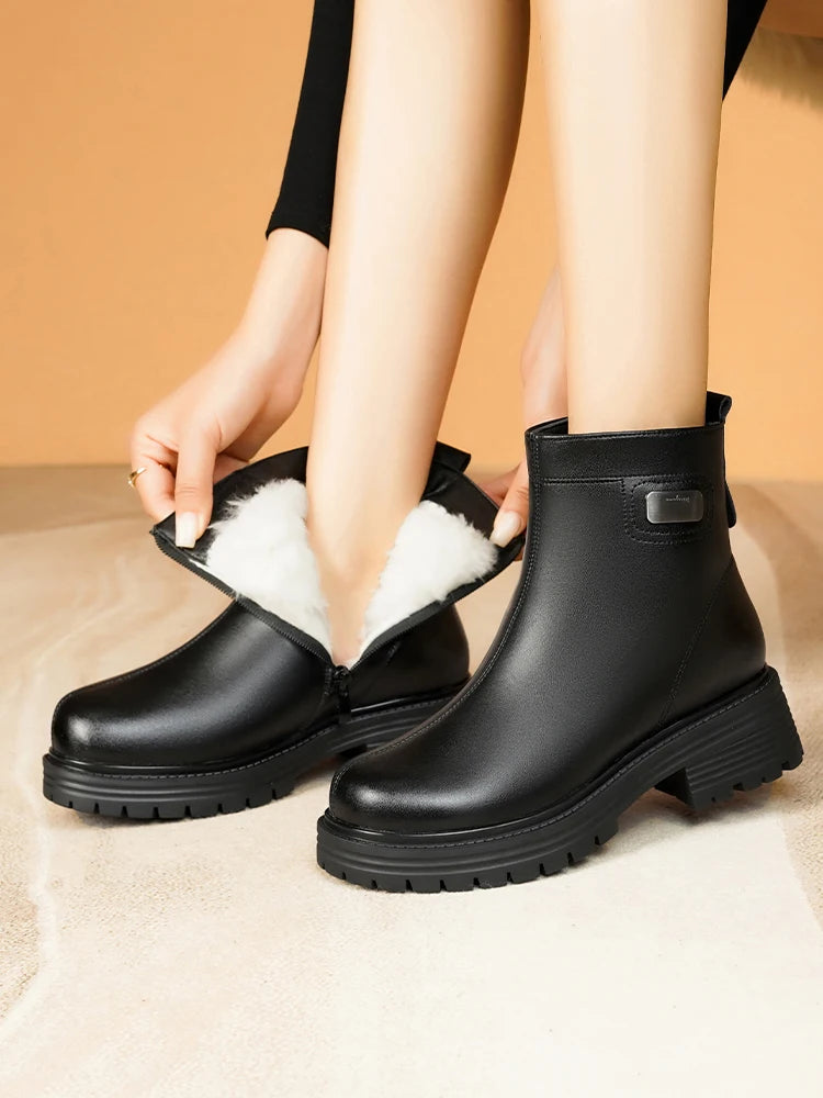 Schwarze Stiefeletten mit warmem Futter, breiter Sohle und seitlicher Einstiegstasche