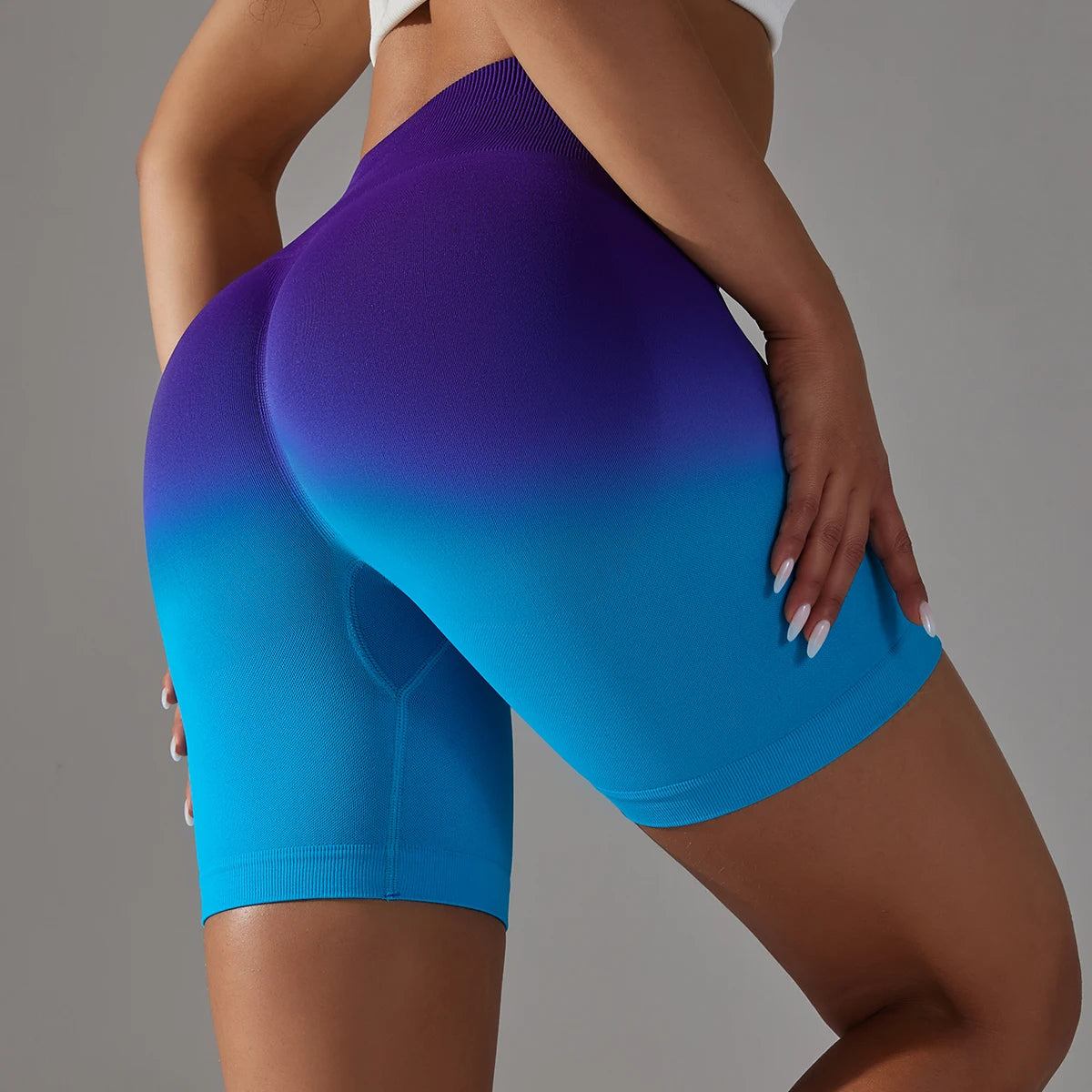 Nahtlose High-Waist Yoga-Shorts mit Push-up, Farbverlauf violett zu blau