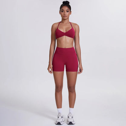Nahtloses Yogaset in Beerenton: Vorderansicht mit Triangel-Push-up-BH und High-Waist-Shorts